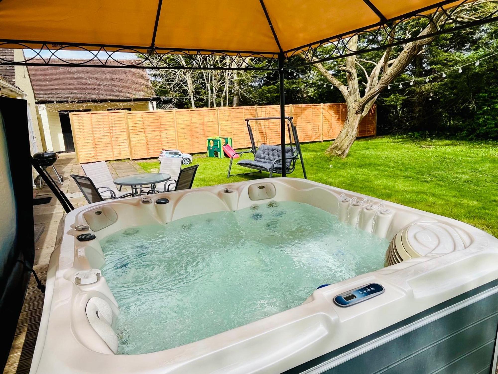 Rural Lodge Stay In Windsor! Hot Tub! Sleeps 20 Брей Экстерьер фото